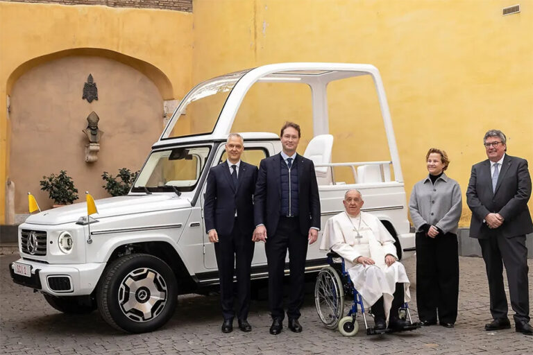 Папа Римский пересел на электрический «Гелик» — Mercedes-Benz представил новый «папамобиль»