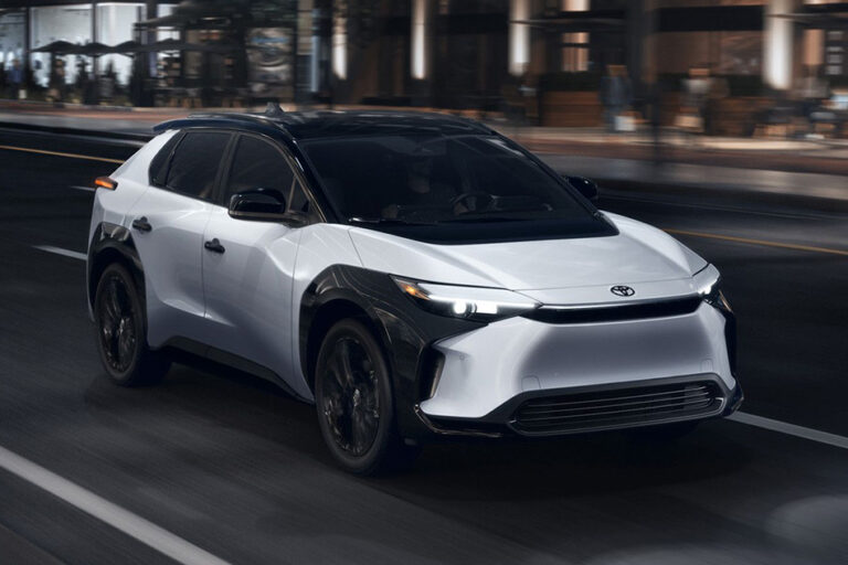 Кроссовер Toyota bZ4X обзавёлся новой «тёмной» версией и ощутимо подешевел