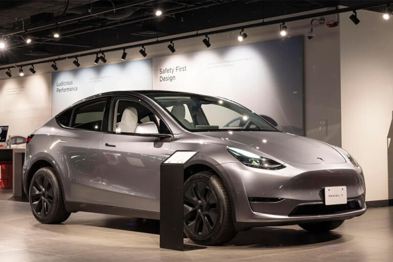 Продажи электромобилей Tesla упали впервые за всю историю компании