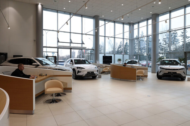 В Уручье открылся новый автоцентр «Атлант-М Электромобили»