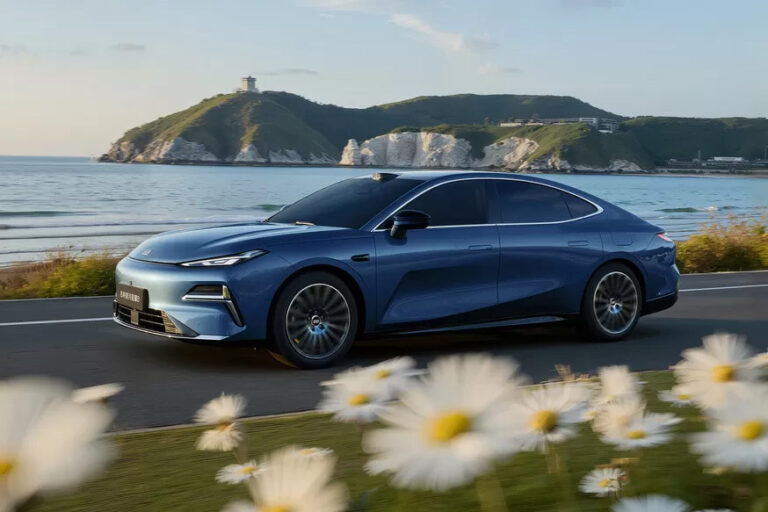 Большой гибридный седан Geely Galaxy Starshine 8 EM готовится к старту продаж