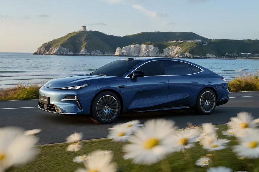 Большой гибридный седан Geely Galaxy Starshine 8 EM готовится к старту продаж
