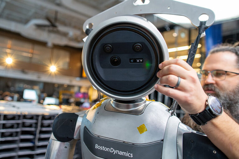 Boston Dynamics показала как робот Atlas адаптируется к хаосу в реальном времени