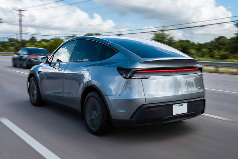 Tesla впервые доехала до покупателя своим ходом без людей в салоне