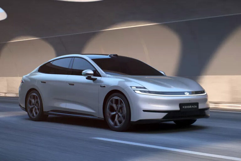Новый лифтбек Changan Qiyuan A06 показал интерьер