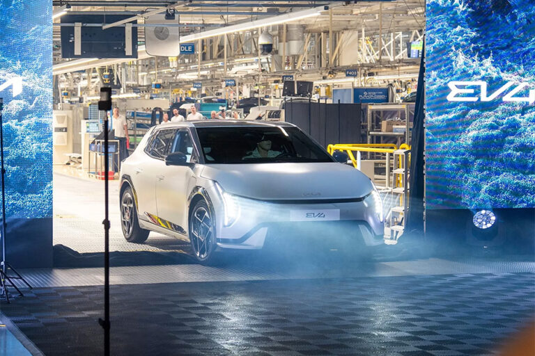 На замену Kia Ceed: в Словакии стартовало производство электрического хэтчбека Kia EV4
