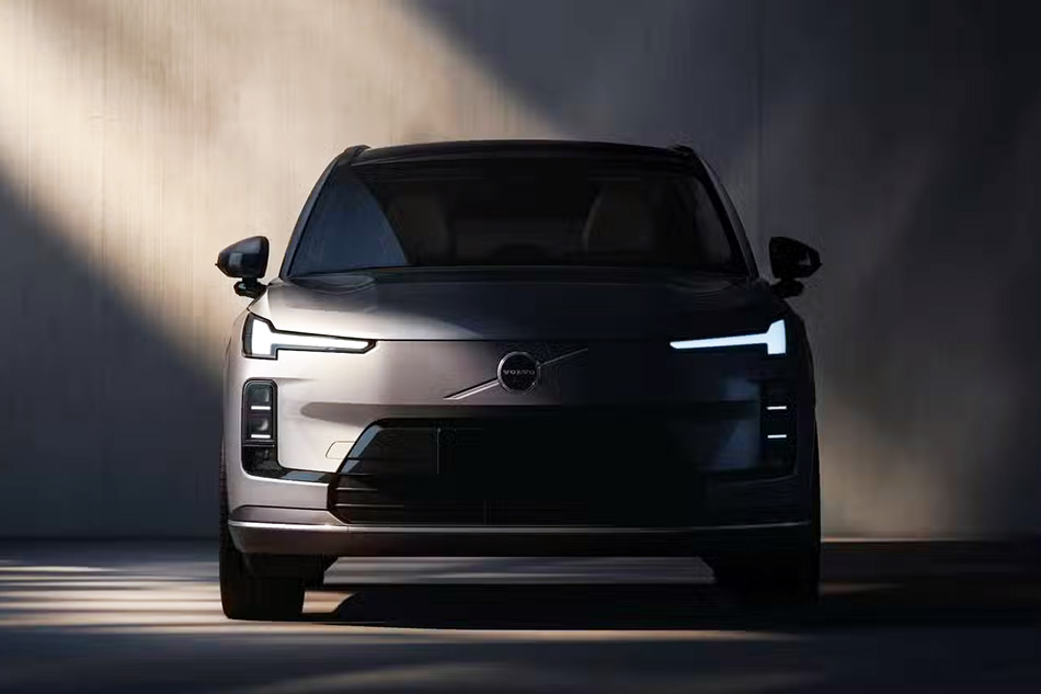 В Китае запущено производство гибридного кроссовера Volvo XC70 с тремя электромоторами