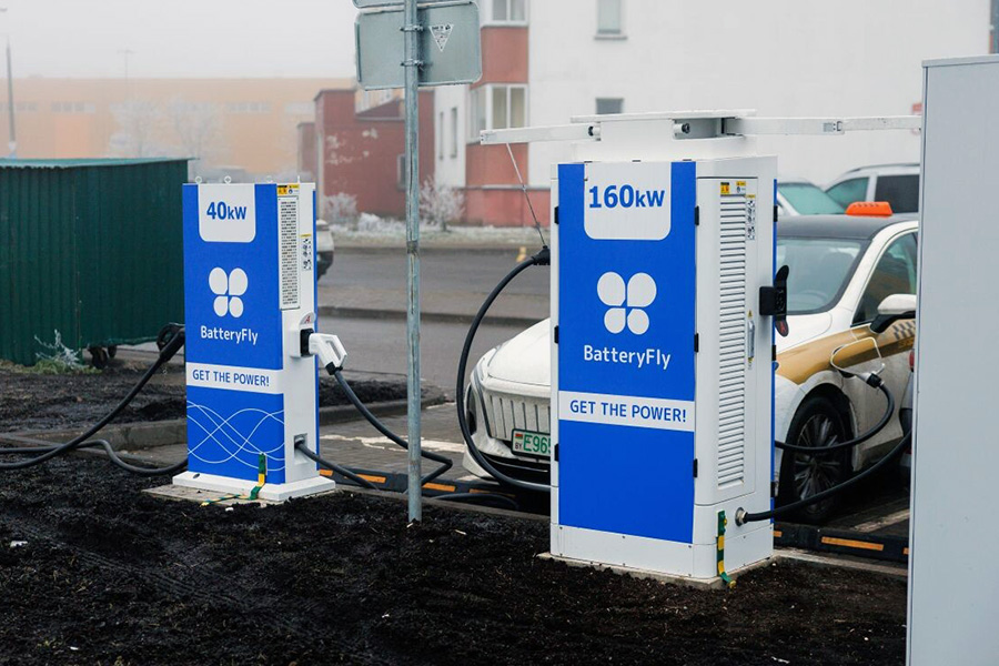 Редкость для жилых комплексов: в Минске появились новые быстрые ЭЗС