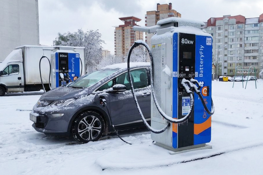 «Минус 60% от запаса хода» и «Это мучение»: владельцы электромобилей о том, как переживают морозы