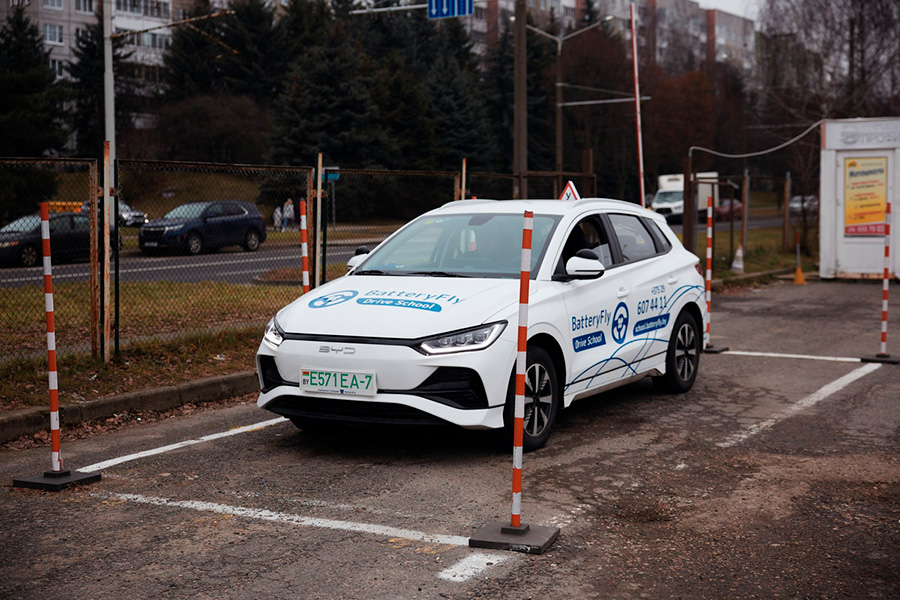 BatteryFly Drive School Обучение проходит на новых электромобилях BYD e2