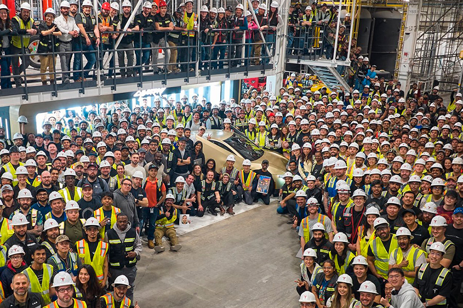 первый серийный Tesla Cybercab первый серийный Tesla Cybercab