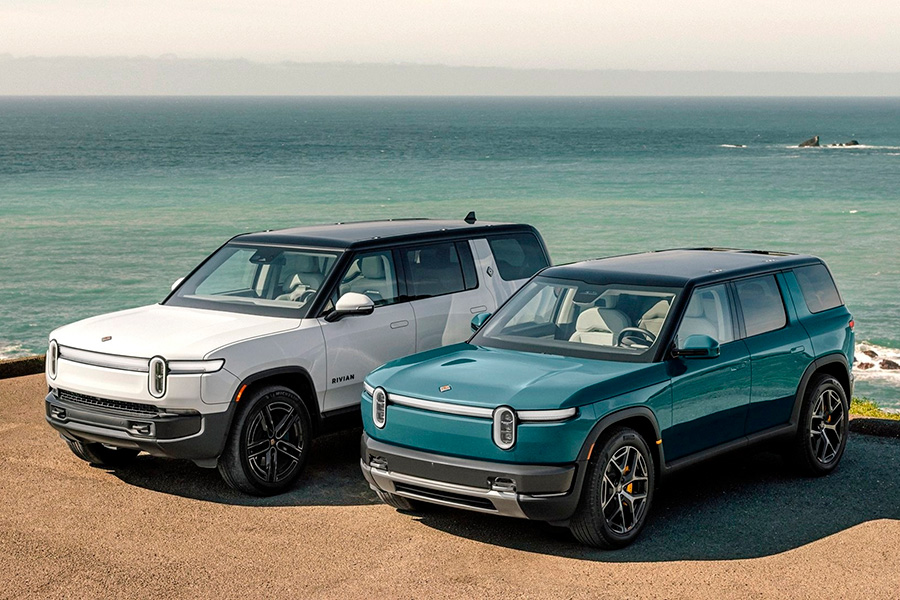Rivian R2 (справа) в сравнении с Rivian R1S (слева) Rivian R2 (справа) в сравнении с Rivian R1S (слева)