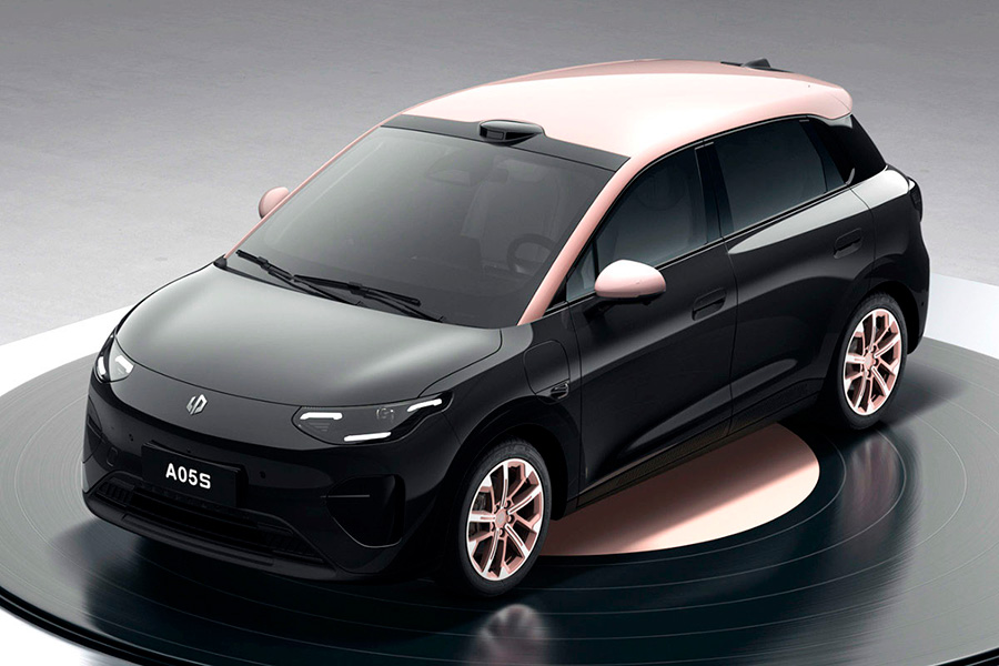Электрический хэтчбек Leapmotor A05 показал салон