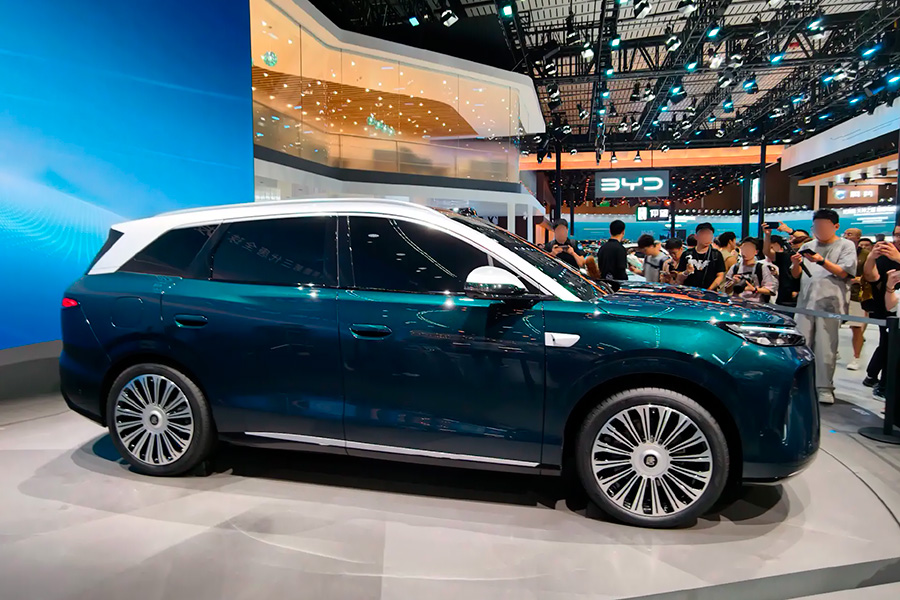 Новый BYD Tang представили в Китае в рамках 29-го автосалона в Чэнду