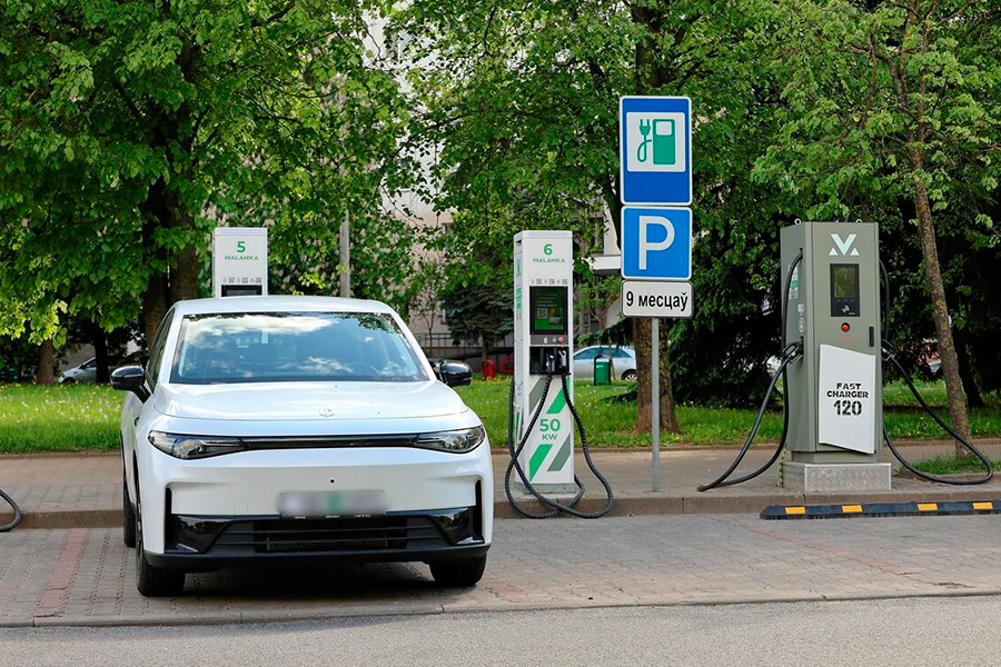 Возле ТЦ, у домов, на перехватывающих парковках: где ещё в Минске поставят новые ЭЗС