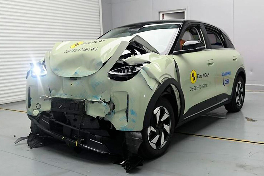 Geely EX2 после фронтального удара