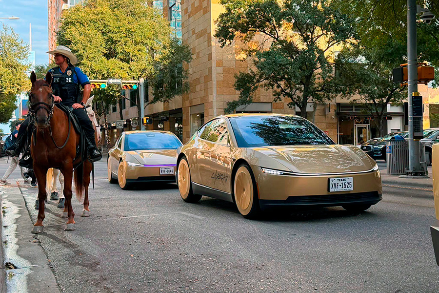 Беспилотники Tesla Cybercab заступили на службу в фирменное Robotaxi
