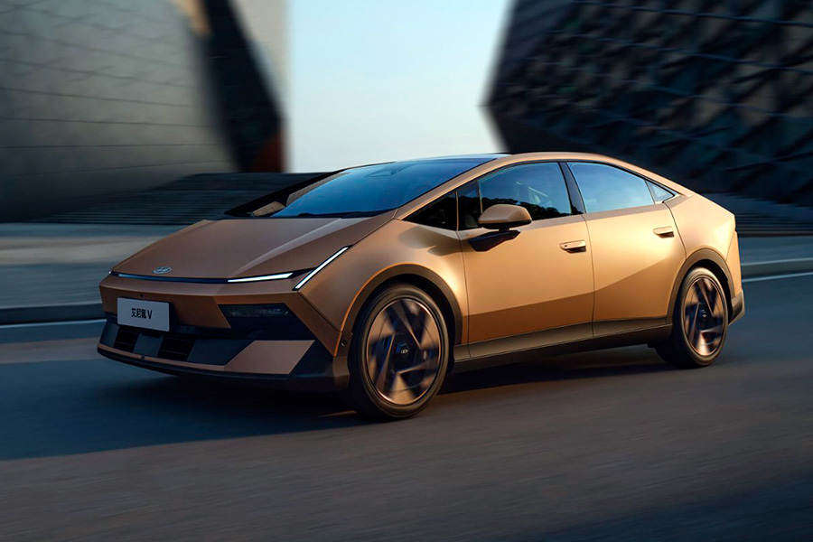 Электроседан Hyundai Ioniq V получил новые комплектации и подешевел на старте продаж